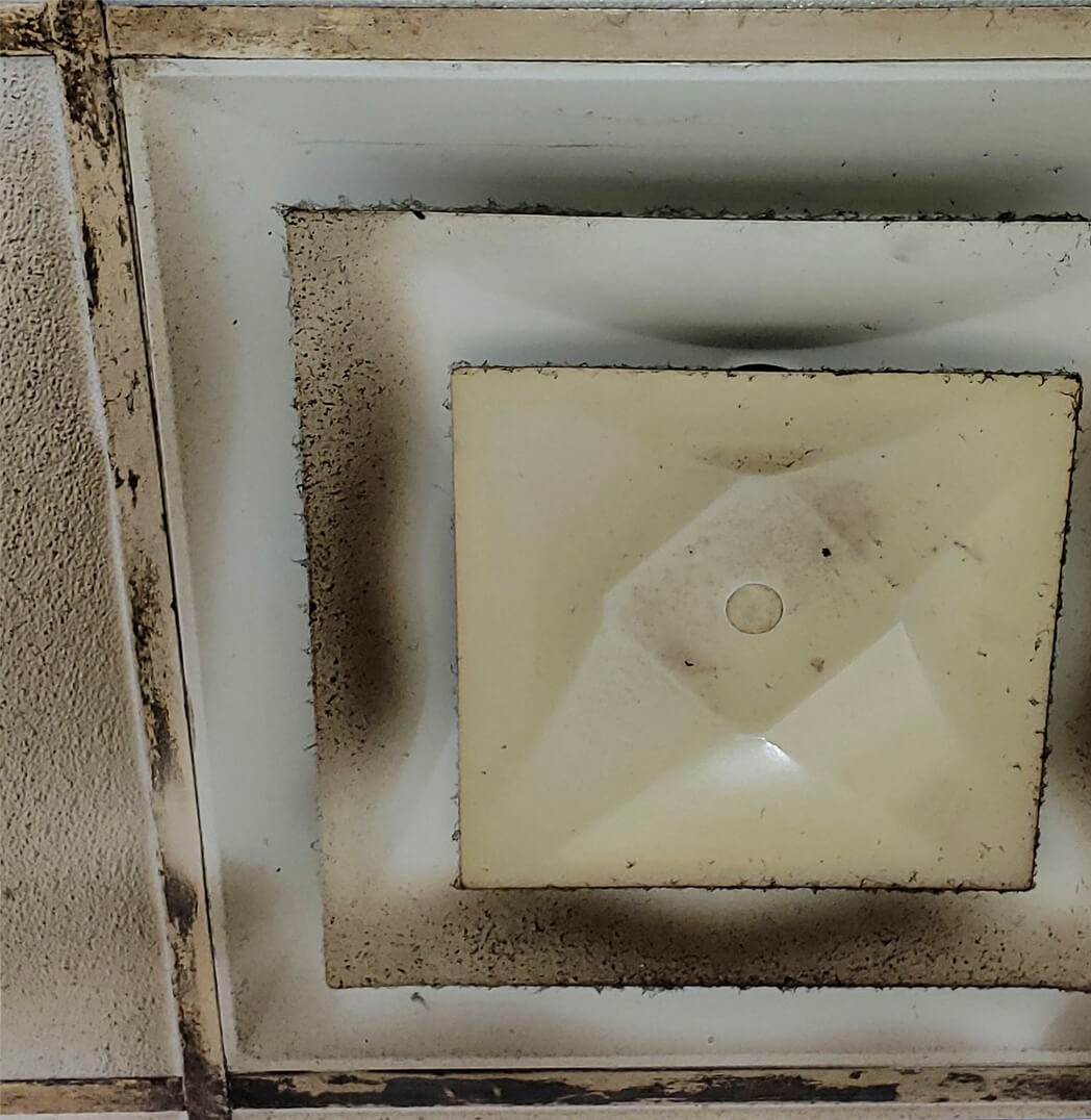 Bouche de ventilation sale avec accumulation de saleté et poussière